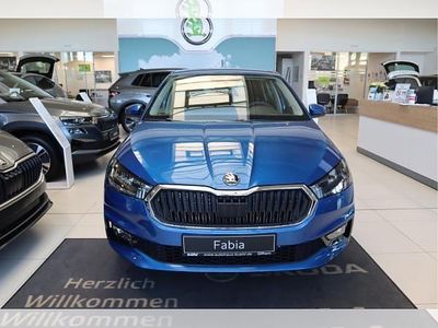 Neu Skoda Fabia Essence 80 PS (58 kW) 2025 Blau (raceblau perleffekt) Limousine