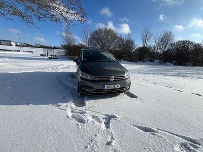 Grau Gebraucht 2017 VW Touran Sound Van / Kleinbus | 19.000 € (Etwas zu teuer)