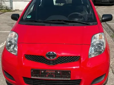 Używany Toyota Yaris Cool 69 KM (50 kW) 2010 Czerwony Hatchback