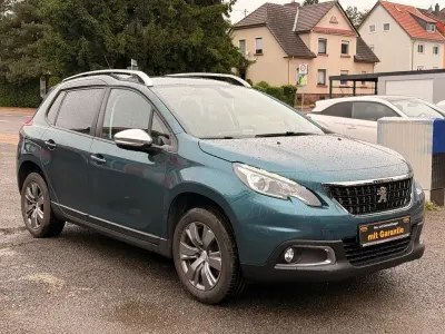 Gebraucht Peugeot 2008 Style 102 PS (75 kW) 2019 Grün SUV