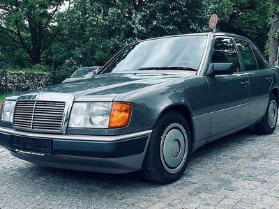 Grau Gebraucht 1992 Mercedes E230 Limousine | 4.999 €