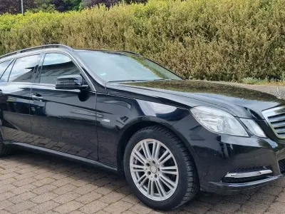 Używany Mercedes E220 170 KM (125 kW) 2011 Czarny Sedan/Limuzyna