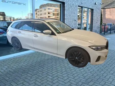 Gebraucht BMW 320 Sport Line 190 PS (139 kW) 2023 Weiß Limousine