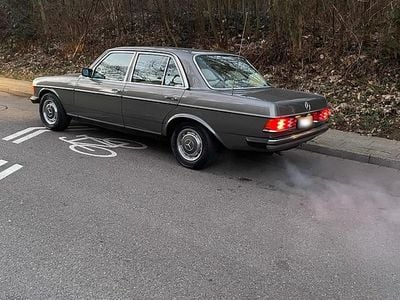 Gebraucht Mercedes E230 136 PS (100 kW) 1982 Grau Limousine
