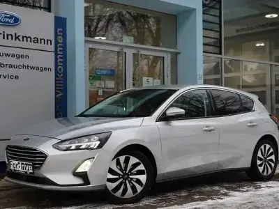 Gebraucht Ford Focus Cool & Connect 120 PS (88 kW) 2019 Moondust silver (metallic) Limousine