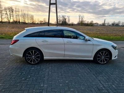 Gebraucht Mercedes CLA180 Shooting Brake Urban 122 PS (89 kW) 2015 Weiß Kombi