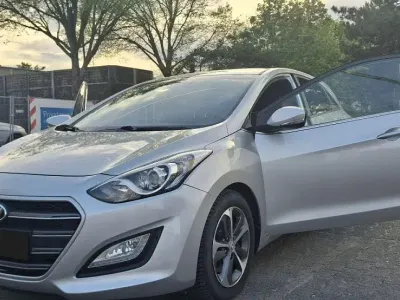 Gebraucht Hyundai i30 Passion 110 PS (80 kW) 2016 Silber Limousine
