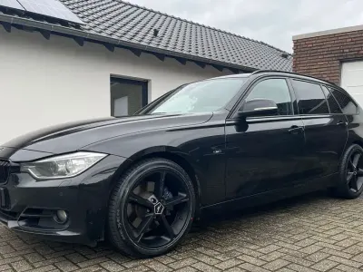 Gebraucht BMW 330 Sport Line 258 PS (189 kW) 2013 Schwarz Kombi