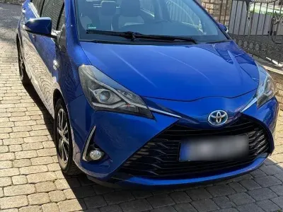 Gebraucht Toyota Yaris Hybrid 75 PS (55 kW) 2017 Blau Kleinwagen