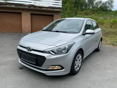 Gebraucht Hyundai i20 Classic 75 PS (55 kW) 2015 Silber Limousine