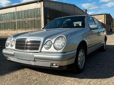 Silber Gebraucht 1999 Mercedes E200 Elegance Limousine | 11.999 €