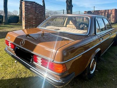 Gebraucht Mercedes 200 94 PS (69 kW) 1980 Braun Limousine