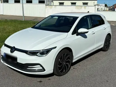 Gebraucht VW Golf VII Active 131 PS (96 kW) 2022 Weiß Limousine