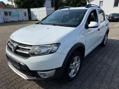 Używany Dacia Sandero Celebration 90 KM (66 kW) 2015 Biały Sedan/Limuzyna