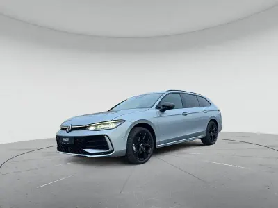 Gebraucht VW Passat Style 150 PS (110 kW) 2024 Oyster silver metallic Kombi