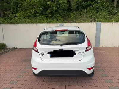 Gebraucht Ford Fiesta Ambiente 60 PS (44 kW) 2014 Weiß Kleinwagen