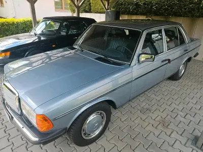 Gebraucht Mercedes E230 136 PS (100 kW) 1981 Blau Limousine
