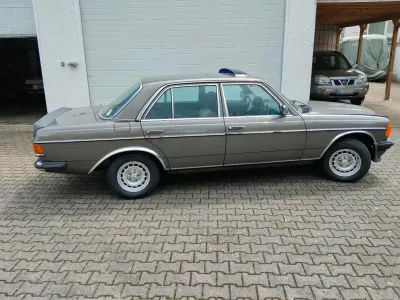 Gebraucht Mercedes E230 136 PS (100 kW) 1982 Grau Limousine
