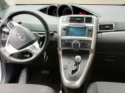 Gebraucht Toyota Verso Skyview Edition 147 PS (108 kW) 2016 Silber Van / Kleinbus