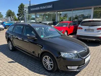 Gebraucht Skoda Octavia Ambition 105 PS (77 kW) 2014 Schwarzmagic perleffekt Kombi