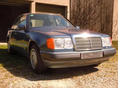 Usata Mercedes E220 150 CV (110 kW) 1992 Blu Berlina