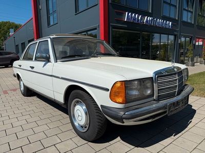 Weiß Gebraucht 1984 Mercedes E230 Limousine | 12.999 €