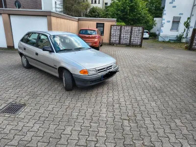 Używany Opel Astra 75 KM (55 kW) 1993 Srebrny Sedan/Limuzyna