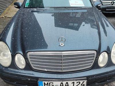 Grün Gebraucht 2004 Mercedes E200 Classic Limousine | 3.800 € (Teuer)