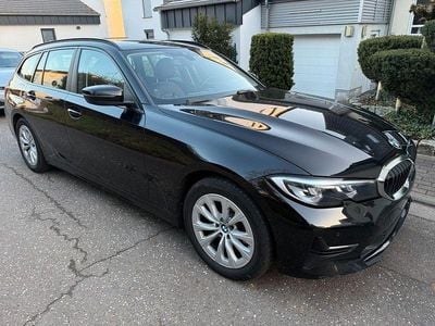 Schwarz Gebraucht 2021 BMW 318 Shadowline Kombi | 15.500 € (Fairer Preis)