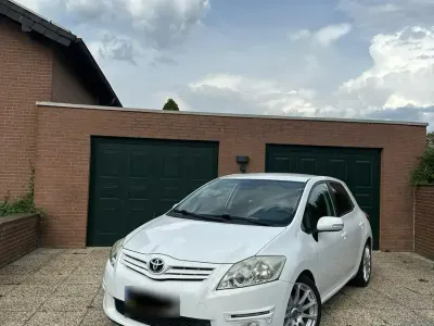 Gebraucht Toyota Auris 99 PS (72 kW) 2011 Weiß Kleinwagen