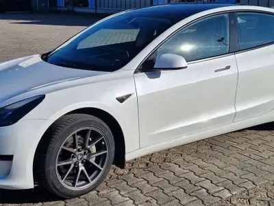 Usata Tesla Model 3 Standard Range Plus 208 kW (283 CV) 2022 Bianco Berlina