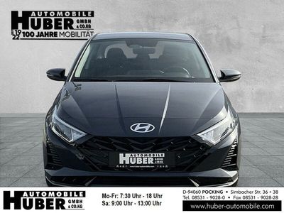 Grau metallic Neu 2025 Hyundai i20 Comfort Limousine | 23.490 € (Etwas zu teuer)