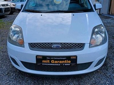 Gebraucht Ford Fiesta 60 PS (44 kW) 2008 Weiß Kleinwagen