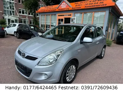 Gebraucht Hyundai i20 77 PS (56 kW) 2011 Silber Kleinwagen