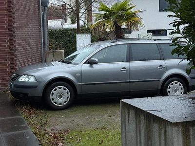 Grau Gebraucht 2002 VW Passat Trendline Kombi | 2.800 € (Teuer)