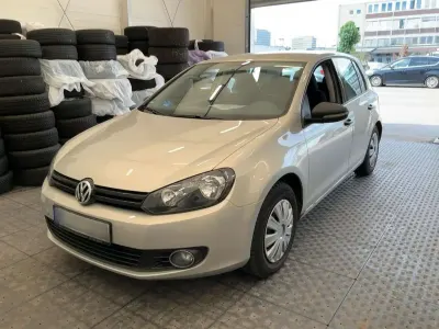 Gebraucht VW Golf VI Trendline 102 PS (75 kW) 2009 Silver leaf white gold Kleinwagen