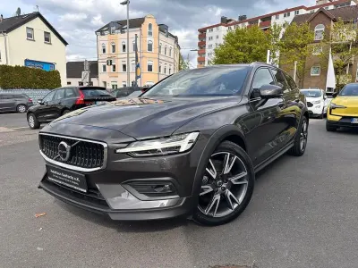 Gebraucht Volvo V60 CC Ultimate 197 PS (144 kW) 2024 Grau Kombi