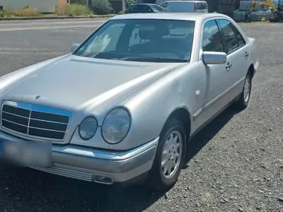 Gebraucht Mercedes E200 Classic 136 PS (100 kW) 1998 Silber Limousine