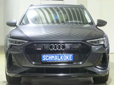 Begagnad Audi e-tron Performance 300 kW (408 HK) 2023 Grå SUV
