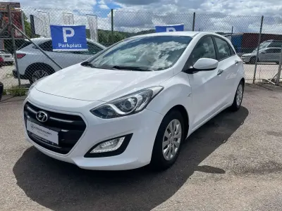 Gebraucht Hyundai i30 Trend 101 PS (74 kW) 2015 Weiß Limousine