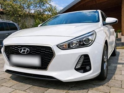 Gebraucht Hyundai i30 Select 120 PS (88 kW) 2017 Weiß Kleinwagen