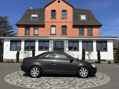 Gebraucht VW Eos 160 PS (117 kW) 2009 Dark maroon metallic Cabrio