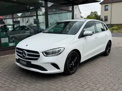 Gebraucht Mercedes B180 136 PS (100 kW) 2019 Weiß Kleinwagen