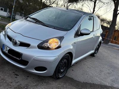 Gebraucht Toyota Aygo 68 PS (50 kW) 2010 Silber Kleinwagen