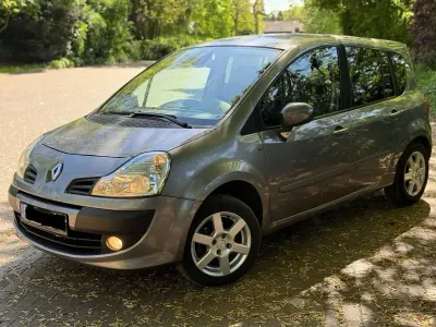 Usado Renault Grand Modus 75 HP (55 kW) 2008 Cinzento Monovolume