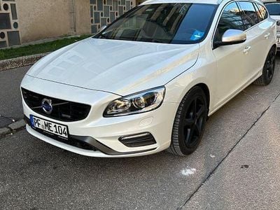 Schwarz Gebraucht 2015 Volvo V60 R-Design Summum Kombi | 21.000 €