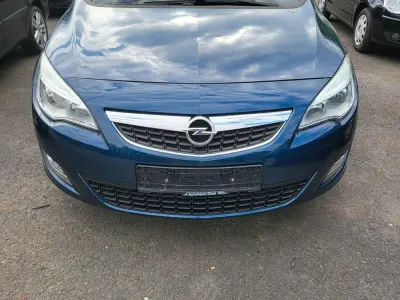 Używany Opel Astra 120 KM (88 kW) 2010 Niebieski Sedan/Limuzyna