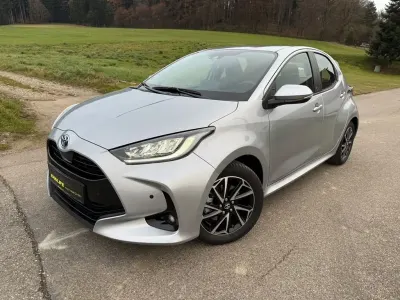 Gebraucht Toyota Yaris Hybrid Team 92 PS (67 kW) 2022 Silber Limousine