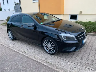 Gebraucht Mercedes A180 Urban 122 PS (89 kW) 2013 Schwarz Kleinwagen