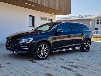 Gebraucht Volvo V60 CC Summum 190 PS (139 kW) 2016 Schwarz Kombi